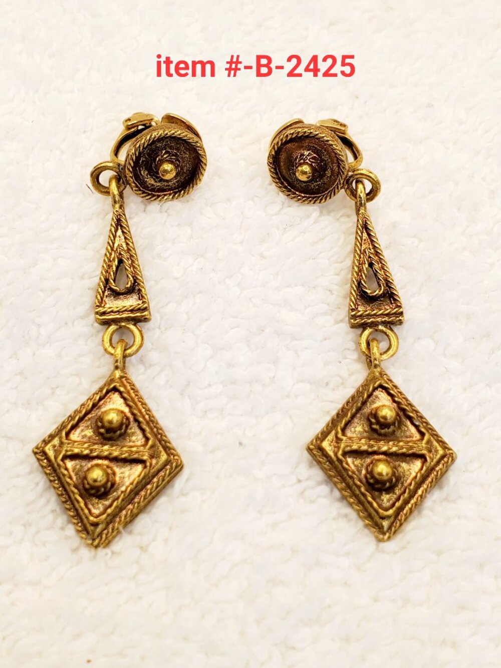 1 Vintage Pair of Coro clip on Earrings, item # B-2425,. wt.  11 grams.